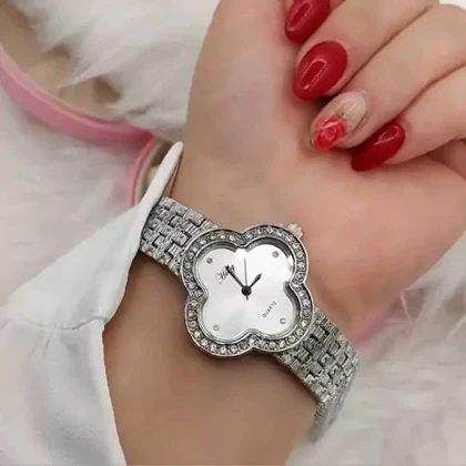 ساعت مچی زنانه ونکلیف طلایی و نقره ای رنگ ثابتباتری اضافه