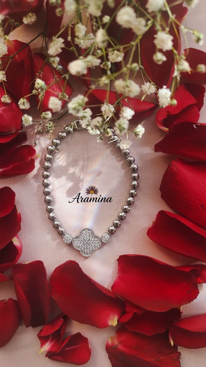 دستبند ونکلیف زنانه رنگ نقره ای رنگ ثابت نگین‌دار ARA 106