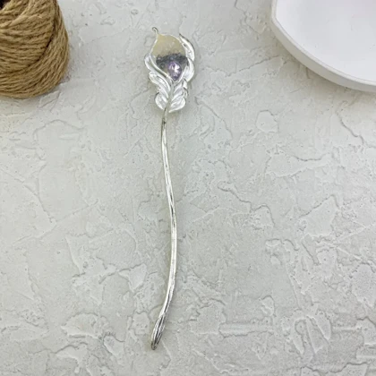 کانزاشی مو زنانه فلزی طرح برگ نقره‌ای با نگین بنفش مدل لیوریا