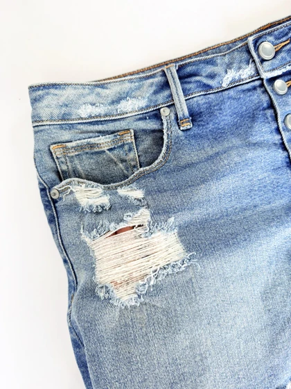 شورتک کوتاه جین زاپ‌دار پاچه ریش