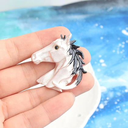 گل سینه زنانه مدل اسب کد G_Lnd_526