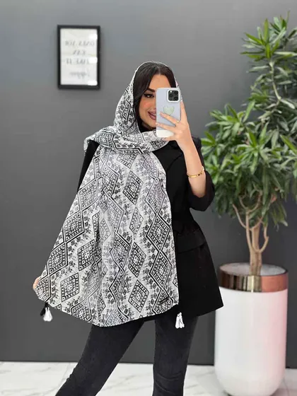 شال طرح هندسی منگوله‌دار