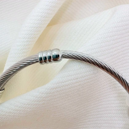 دستبند بنگل استیل طرح «پاندورا اقیانوسی» | با آویز صدف و قلب آبی