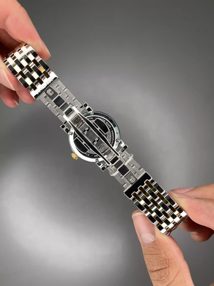 ساعت مچی ورساچه دورحکاکی بند طلایی سیلور صفحه سفید Versace