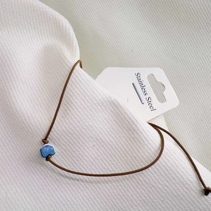 دستبند نخی طرح «هگزاگون» | پلاک استیل سیلور با بند قهوه‌ای ظریف