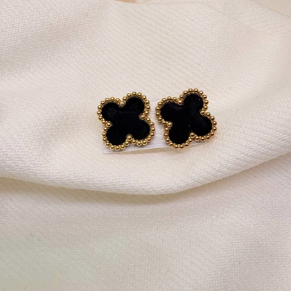 گوشواره میخی طرح «ونکلیف» | استیل طلایی با نگین مشکی صیقلی