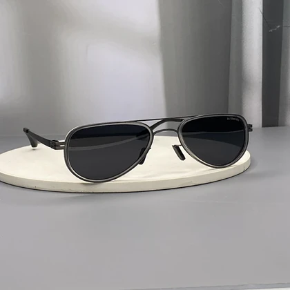 عینک آفتابی آیس‌برلین با فریم تیتانیوم و لنز پلی‌کربنات پلاریزه UV400 انعطاف‌پذیر و نشکن