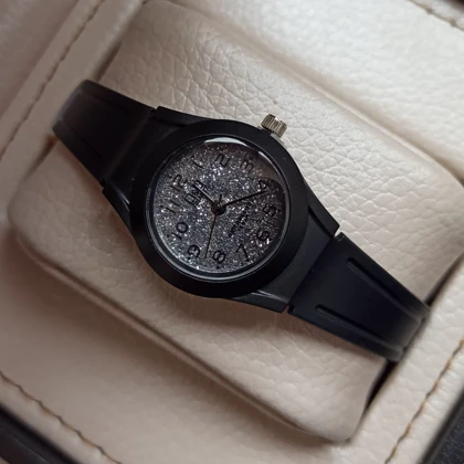 ساعت دخترانه ضد آب Q&Q رنگ مشکی شاین دار