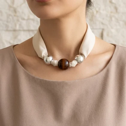 گردنبند زنانه مدل ناتورا سیلور طرح مروارید لوکس با پارچه کرم و مهره چوبی