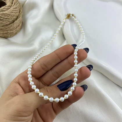 گردنبند زنانه مدل درخشان با مروارید و گوی طلایی
