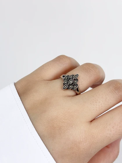 انگشتر نقره زنانه سیاه قلم مدل ماهتیکا کد 1297