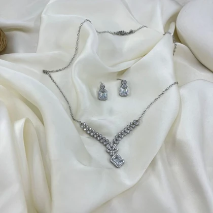 نیم ست زنانه مدل درخشان نگین‌دار رنگ ثابت