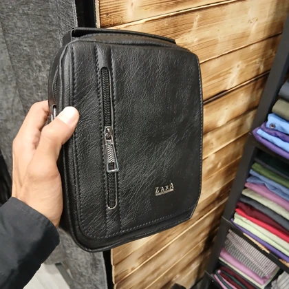 کیف دوشی اسپرت مردانه طرح زارا جنس چرم مصنوعی ابعاد 17*21*6 سانتیمتر