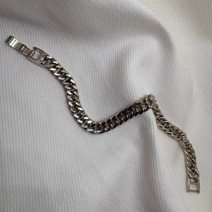 دستبند ژوپینگ طرح کارتیه (کوبان) نقره‌ای با قفل کتابی | یونیسکس