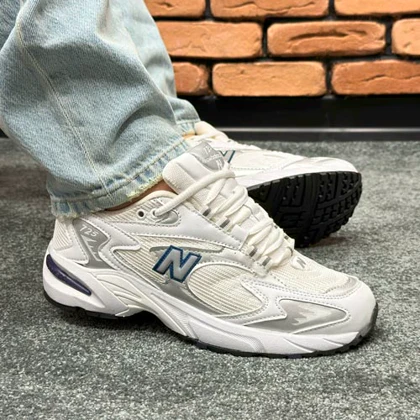 کتانی اسپرت مردانه و زنانه مدل نیوبالانس725 NEW BALANCE رنگ سفید نقره ایی