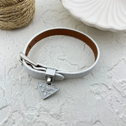 دستبند زنانه چرمی با آویز طرح پرادا، ظرافت در عین سادگی