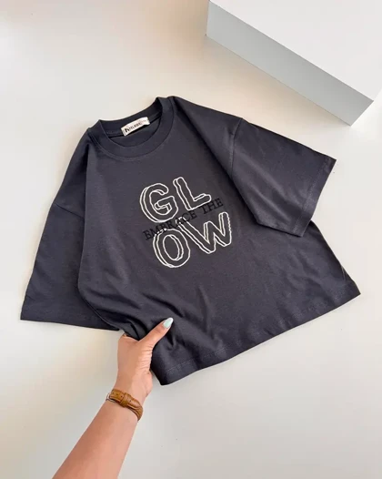 تیشرت طوسی تیره GLOW از 8 سال تا بزرگسال کد 2156