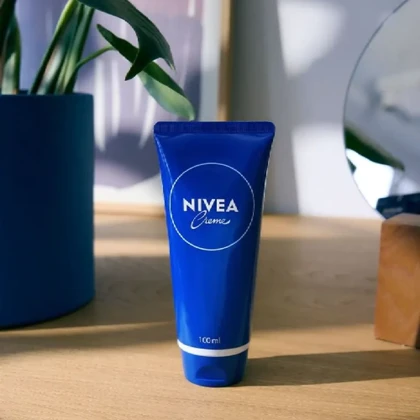 کرم مرطوب‌کننده صورت نیوآ مدل تیوپی مناسب انواع پوست حجم 100 میلی‌لیتر