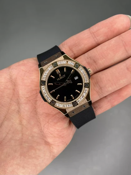 ساعت مچی اوبلو بند مشکی قاب رزگلد فول نگین Hublot Classic Fusion