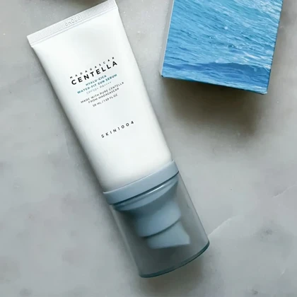 ضد آفتاب بی‌رنگ و آبرسان سنتلا اسکین 1004 SPF50 مناسب پوست حساس حجم 50 میلی‌لیتر