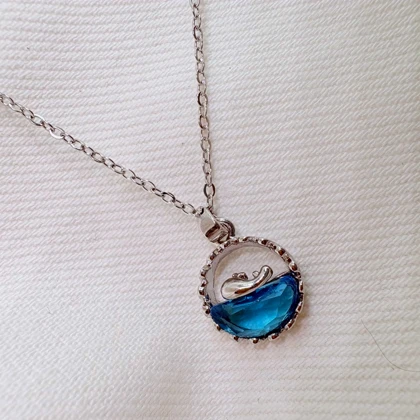 گردنبند استیل طرح «وال و دریا» | پلاک دایره‌ای با رزین آبی شفاف