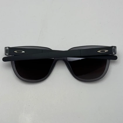 عینک آفتابی اوکلی سبک OAKLEY طوسی عدسی آبی آیینه ای کد 2435