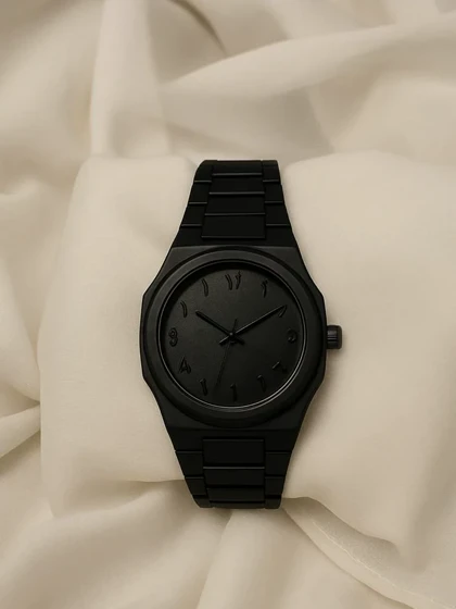 ساعت کلاسیک مشکی با طراحی ساده و بند قابل تنظیم مناسب استایل مینیمال
