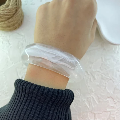 دستبند زنانه بنگل رزینی مدل نبورا شیری شفاف