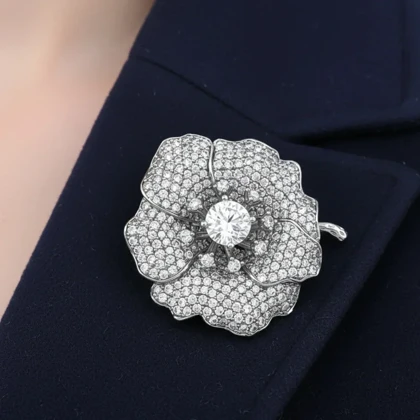 گل سینه زنانه ژوپینگ مدل فلوریوا طرح گل جواهری نگین‌دار با جلوه نقره ای