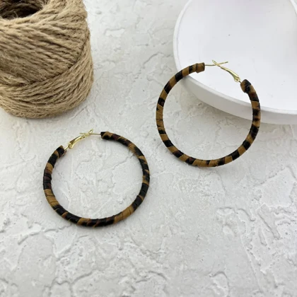 گوشواره زنانه مدل سیروکو طرح حلقه‌ای بزرگ با بافت پلنگی