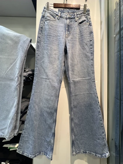 شلوار جین زنانه بوت کات آبی روشن وارداتی H&M به قیمت حراج