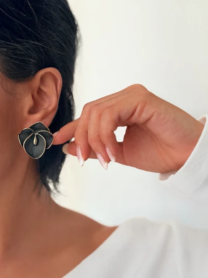 گوشواره های گل مشکی میناکاری