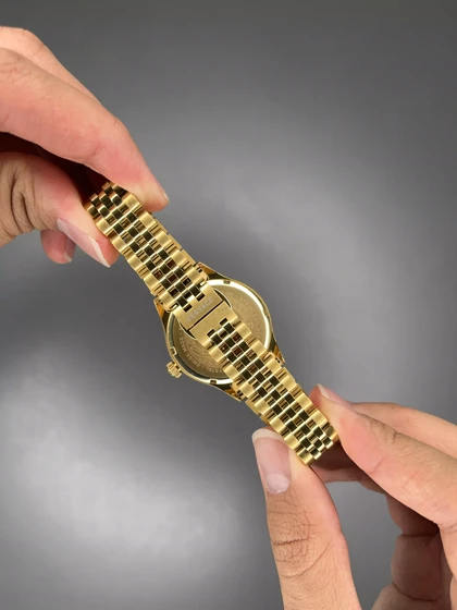 ساعت مچی ورساچه دورحکاکی طلایی صفحه سرمه ای Versace