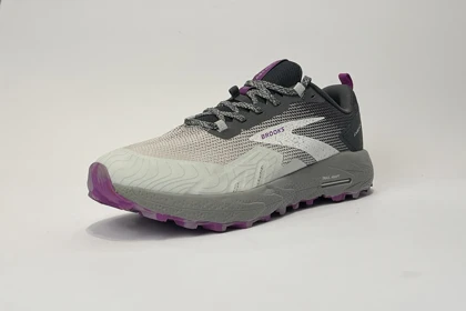 کفش راحتی مردانه بروکس مدل cascadia طوسی مشکی