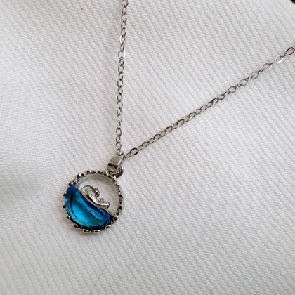 گردنبند استیل طرح «وال و دریا» | پلاک دایره‌ای با رزین آبی شفاف