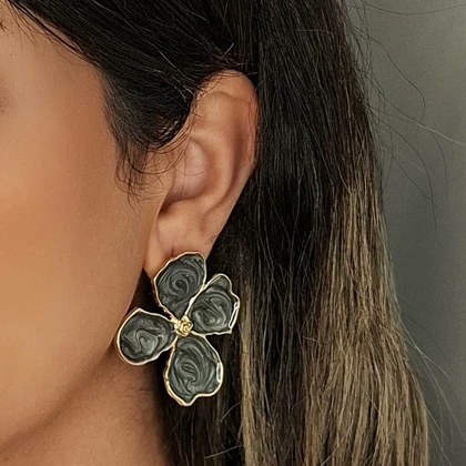 گوشواره میخی میناکاری گل چهارپر طوسی کد 3930