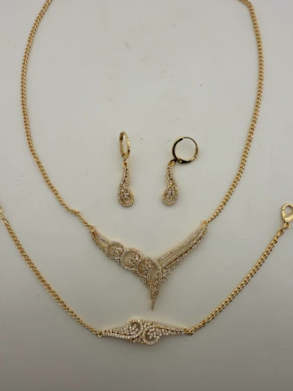 سرویس طلایی رنگ با نگین‌کاری خاص و گارانتی