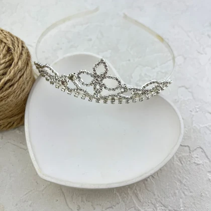 تاج مو زنانه جواهری نگین‌دار ظریف مدل آوریلیا نقره‌ای