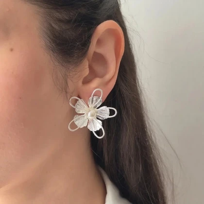 گوشواره میخی زنانه طرح گل و مروارید - کد 8672