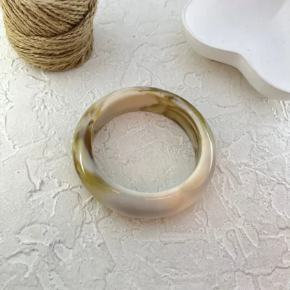 دستبند زنانه بنگل رزینی طرح ابر و بادی شیری و کهربایی مدل مارلیرا