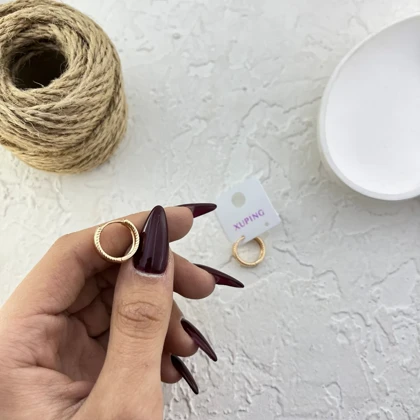 گوشواره زنانه ژوپینگ مدل ویتوریا طرح حلقه‌ای طلایی با بافت شیارخورده ظریف