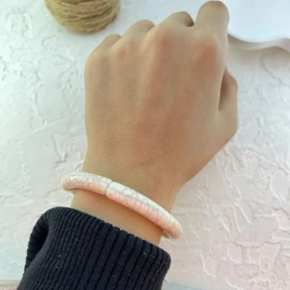 دستبند زنانه بنگل رزینی طرح ترک شیری مدل کرالیا