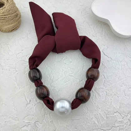 گردنبند زنانه مدل ناتورا واین پرلا بافت پارچه‌ای لوکس با مهره چوبی طبیعی و مروارید درشت