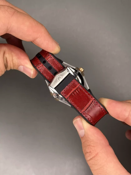 ساعت مچی امگا کانستلیشن بند قرمز صفحه قرمز Omega Constellation