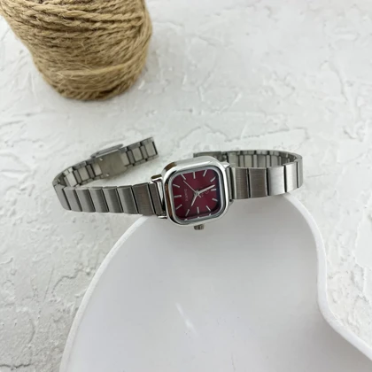 ساعت مچی زنانه با صفحه مربعی و طرح فلورا