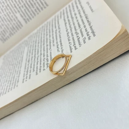 انگشتر زنانه مدل نکسا فریم طرح طلا با نگین کریستالی