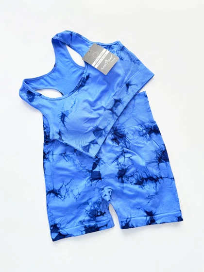 ست ورزشی نیم‌تنه کاپ‌دار و شورتک پشت چروک سیملس