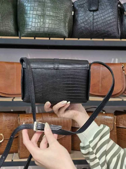 کیف چرم زنانه بغل پرچ مشکی لیزارد چرم اصل گاوی