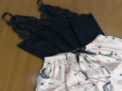 ست نیم‌تنه گیپور و شلوارک طرح ماه و ستاره 020