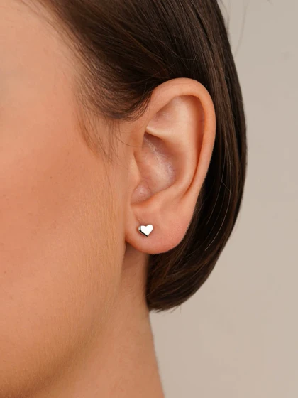 گوشواره میخی مینیمال قلب سفید